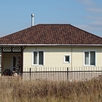 Дом покрытый Ондувиллой коричневого цвета
