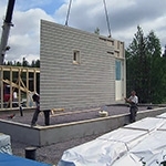 Монтаж стены каркасного дома в Финляндии на УШП. Хорошо виден лежень.